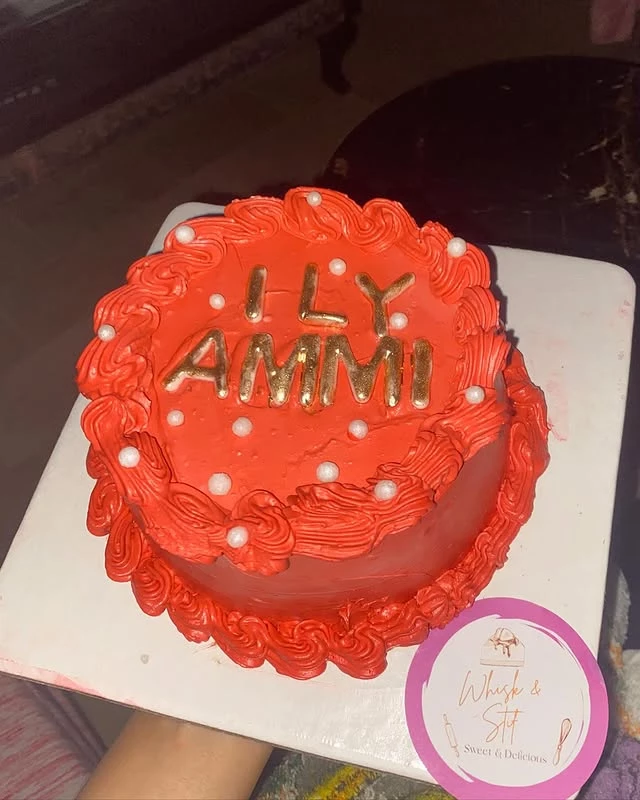 Love cake for mother with 'ILY AMMI' message and whisk & stir sweet delicious design - Mother's Love Cakes Karachi By Whisk And Sift